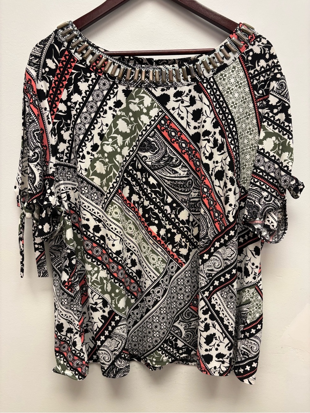 4 for $25 ✨Roz & Ali Patterned Embellished Neck Top (Size 3x) ✨